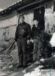 금토동 자택 대문 앞에서 권순칠과 그의 큰아들 - 1970년 초 썸네일 이미지