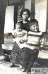 금토동 자택 마루에서 권순칠의 부인 홍옥순과 자녀들 썸네일 이미지